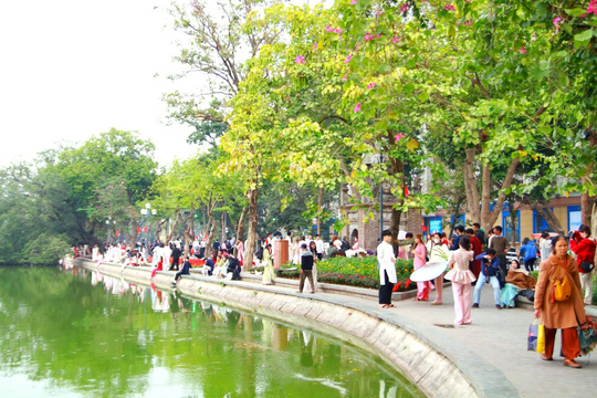 Giới trẻ rủ nhau 'chill' mùa thu Hà Nội theo cách riêng