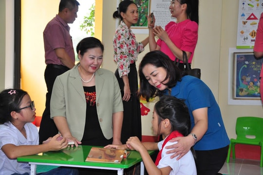 Trường vùng cao bị tố 'bủa vây' phụ huynh bằng loạt khoản thu lạ