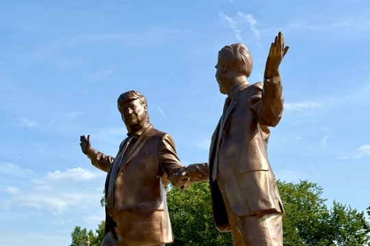 Hai bức tượng lạ đề tên 'Trump và Epstein' bất ngờ xuất hiện tại Washington