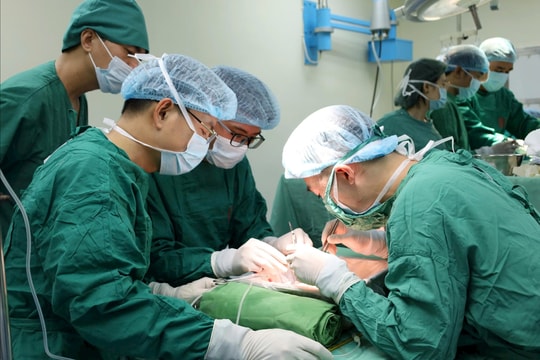 Người mẹ hiến thận cứu sống con trai suy thận giai đoạn cuối