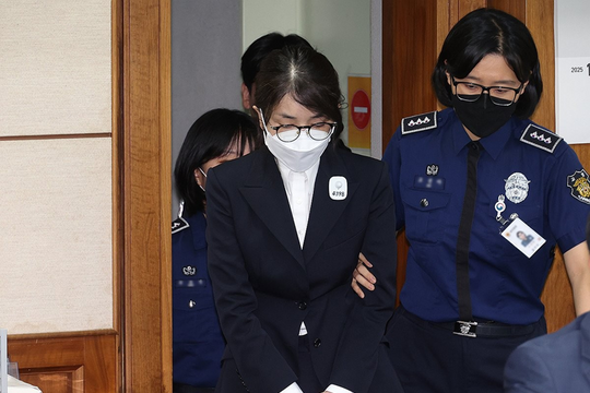 Cựu Đệ nhất phu nhân Hàn Quốc bác bỏ cáo buộc khi lần đầu ra hầu tòa