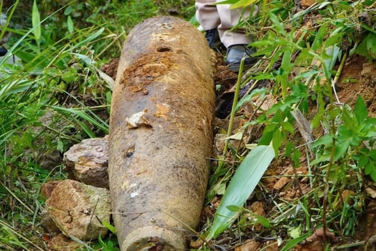 Đi bắt cá, người dân phát hiện bom nặng hơn 240 kg