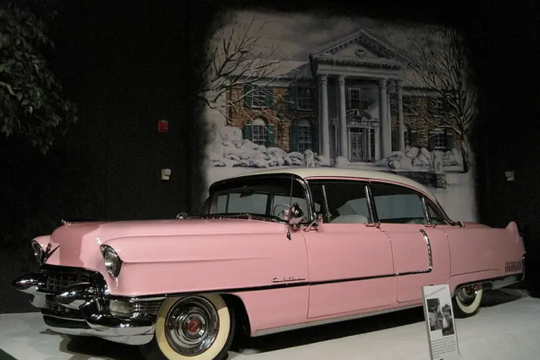 Chiếc Cadillac hồng biểu tượng của huyền thoại âm nhạc Elvis Presley đã có nơi ở mới