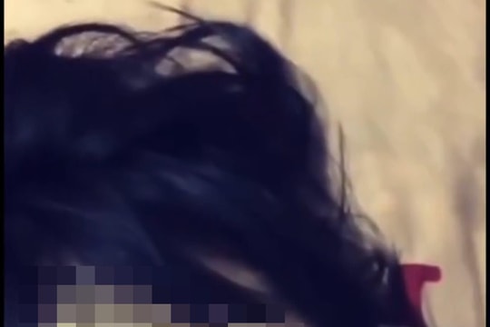 Phẫn nộ cảnh bé gái ở Hưng Yên bị cha ruột đánh đập, quay clip gửi mẹ