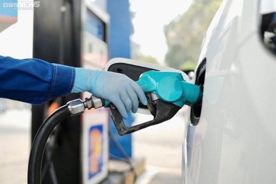 Giá xăng giảm nhẹ