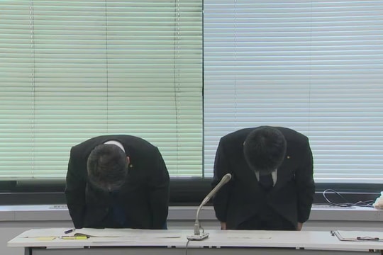 Thầy giáo bị đình chỉ vì mang 20 kg gạo học sinh về ăn