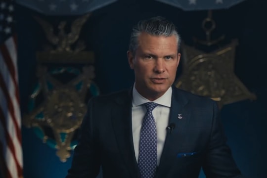 Máy bay chở Bộ trưởng Chiến tranh Mỹ phải hạ cánh khẩn cấp