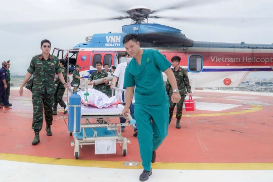 Trực thăng vượt bão cứu công nhân nguy kịch ở đảo Thuyền Chài