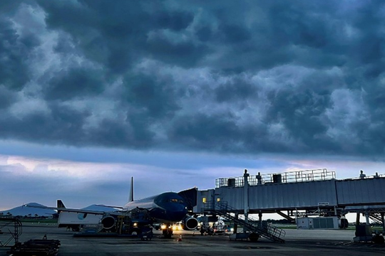 Đổi đường bay hoặc chuyển hướng đến sân bay dự bị tránh bão Bualoi