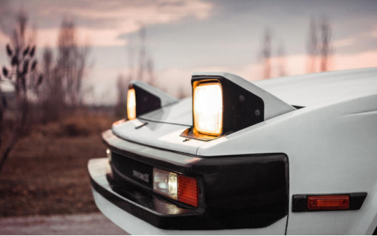 Xe cổ nào có đèn pha bật lên đầu tiên?