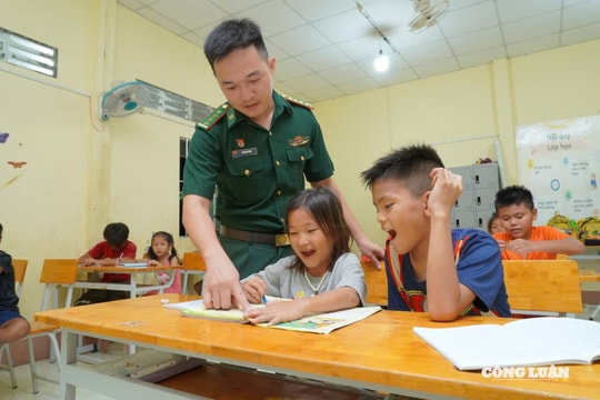 Người lính biên phòng Tuyên Bình vững tay súng giữ đất, bền tay phấn gieo chữ