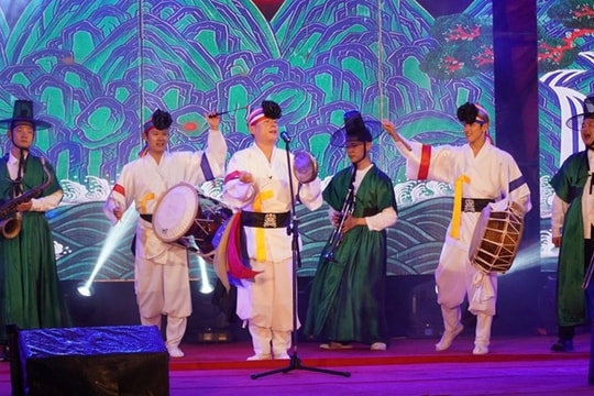 Sôi động Ngày Văn hóa Việt Nam - Hàn Quốc 2025 tại Huế