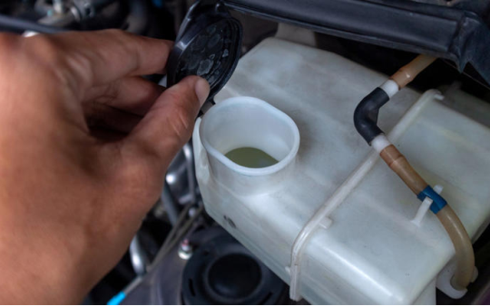 Cách xả nước rửa kính chắn gió ô tô đơn giản tại nhà