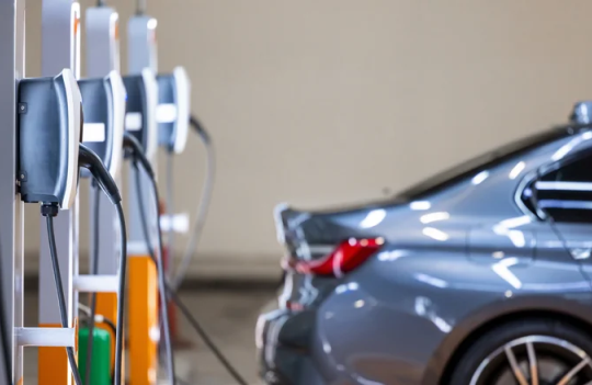 Pin xe điện dùng được bao lâu so với xe xăng?