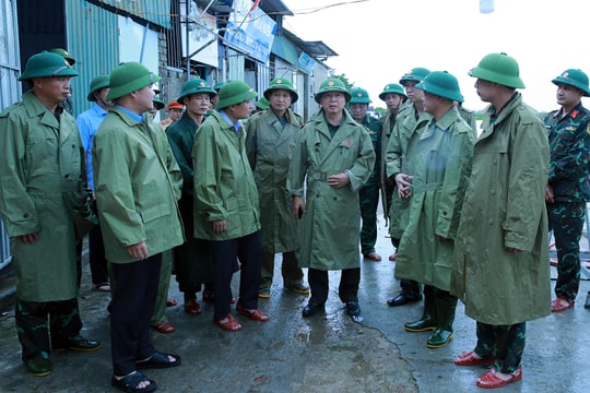 Phó Thủ tướng Trần Hồng Hà kiểm tra công tác ứng phó bão số 10 tại Nghệ An