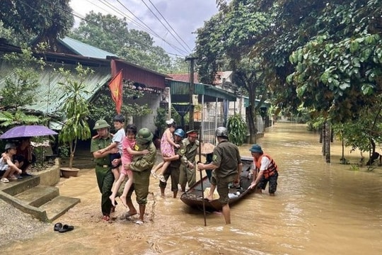 Thủ tướng yêu cầu huy động tổng lực ứng phó, khắc phục hậu quả bão số 10