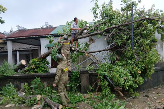 Huế: Yêu cầu người dân hạn chế ra đường do bão số 10