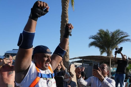 'Người thép Ai Cập' lại dùng răng kéo tàu nặng 1.150 tấn