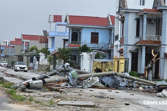 Thanh Hoá: Hàng chục ngôi nhà tốc mái, đổ sập sau cơn bão số 10