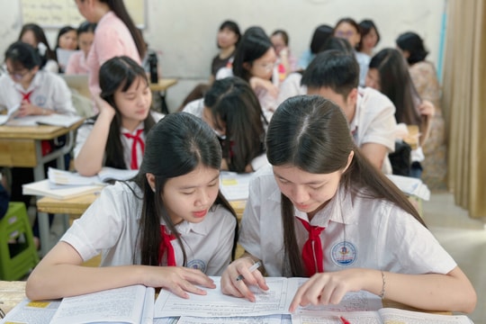 Chuyển đổi số ì ạch khiến hồ sơ, sổ sách ‘nuốt chửng’ giáo viên