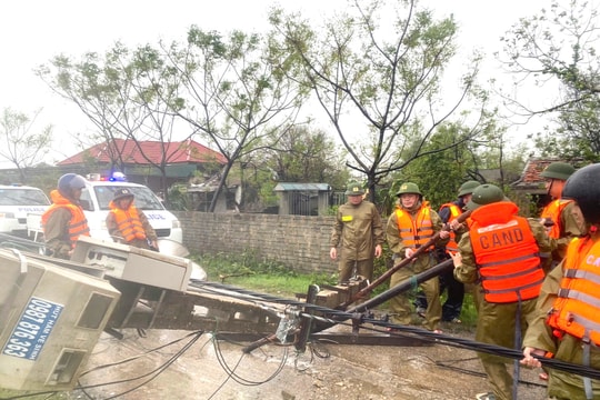 Công an Hà Tĩnh ‘căng mình’ khắc phục hậu quả bão số 10, giúp dân sớm ổn định cuộc sống