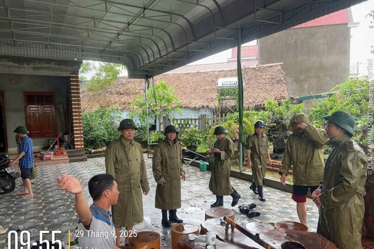 Công an Thanh Hoá xuyên đêm giúp dân ứng phó với bão số 10