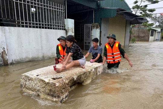Thanh Hoá: Bão số 10 gây ngập, nước tràn bờ sông đe doạ an toàn khu dân cư