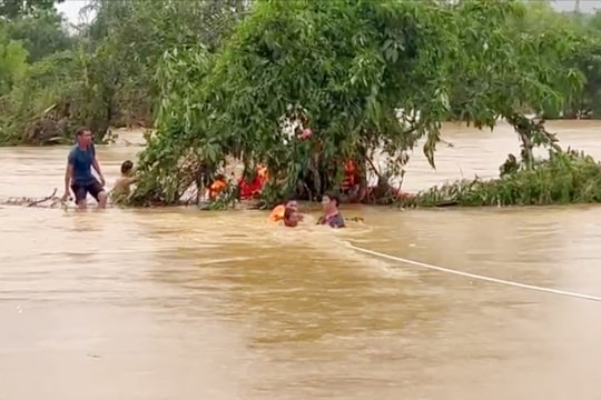 Giải cứu thành công 6 người dân bị mắc kẹt tại Thanh Hoá