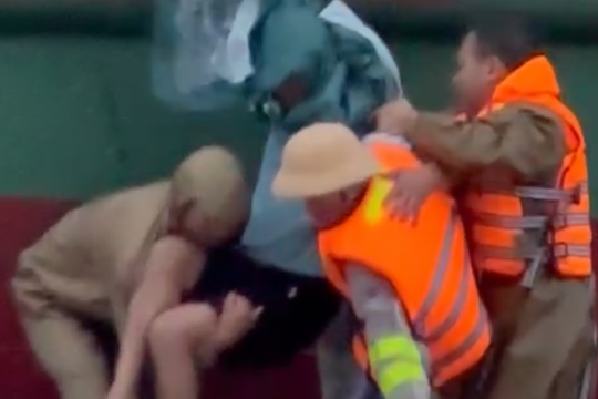 Thanh Hóa: Cảnh sát giao thông kịp thời cứu nạn một thuyền viên bị co giật