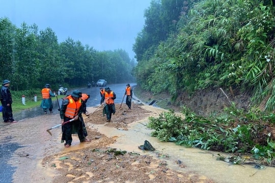 Bộ Xây dựng: Cấm người, phương tiện đi lại các đoạn đường không an toàn do bão số 10