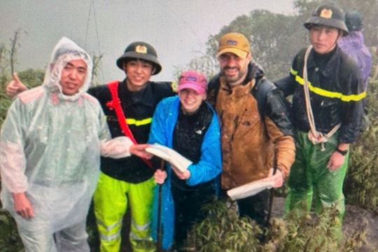 Tìm kiếm 2 du khách Đức bị lạc tại Vườn quốc gia Hoàng Liên (Sa Pa) trong mưa lớn