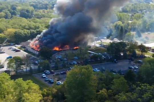 Xả súng, phóng hoả và đấu súng kinh hoàng tại nhà thờ Mỹ