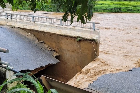Thanh Hoá: Sập cầu Sơn Thủy, hơn 300 hộ dân bị chia cắt