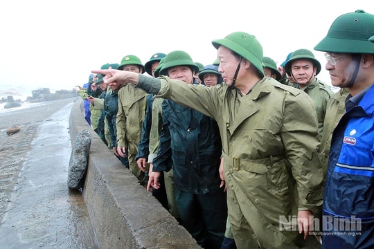 Phó Thủ tướng Trần Hồng Hà kiểm tra công tác ứng phó bão số 10 và khắc phục sự cố sạt lở đê biển ở Ninh Bình