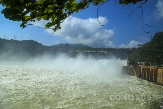 Từ 11h ngày 20/10, hồ Hòa Bình xả lũ qua một cửa đáy