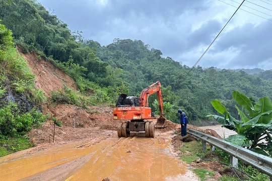 Đường bộ: Khắc phục hậu quả bão số 10, ứng phó với bão số 11