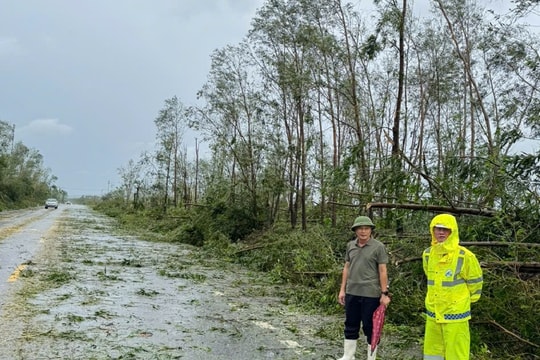 Nhanh chóng xử lý các sự cố tắc đường, sạt lở do bão số 10