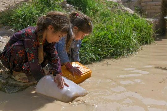 Nhiều trẻ em Afghanistan phải nghỉ học để xếp hàng lấy nước