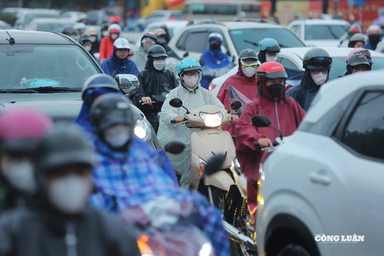 Hà Nội: Bão số 10 gây mưa lớn, người dân vất vả đi làm sáng 29/9