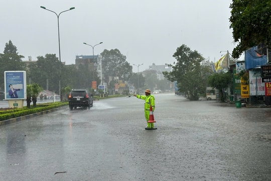 Công an tỉnh Thanh Hóa "căng mình" giúp dân chống bão
