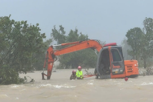 Thanh Hóa: Bão số 10 gây mưa to, gió lớn nhiều tuyến phố bị ngập sâu