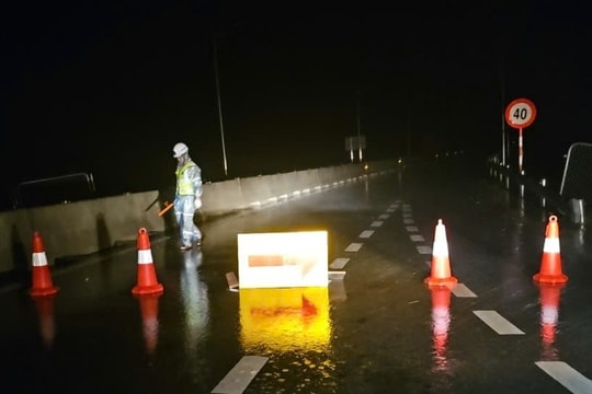 Ngày đêm bám đường, giữ “mạch máu giao thông” trong bão lũ