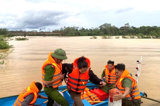 Hiến máu, vượt lũ đưa hai sản phụ thoát nguy kịch