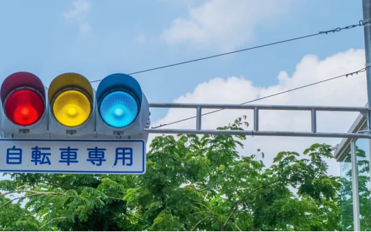 Vì sao đèn giao thông ở Nhật lại có màu xanh lam thay vì xanh lá?