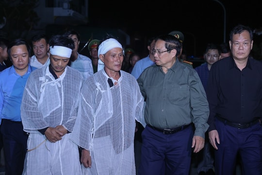Thủ tướng Phạm Minh Chính viếng các nạn nhân, thăm hỏi thân nhân vụ lốc xoáy tại Ninh Bình