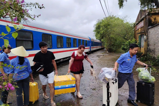 Đường sắt tạm ngừng một số chuyến tàu, chuyển tải hành khách