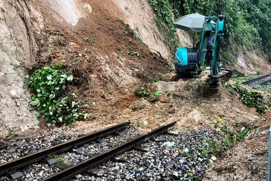 Bão lũ gây sạt lở lớn, đường sắt tạm dừng tuyến xe lửa Lào Cai - Hà Nội
