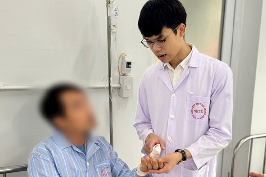 Khối u 17 năm ăn mòn xương ngón tay