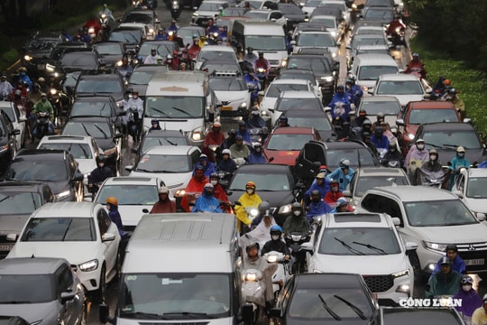 Hà Nội mưa lớn, nhiều tuyến đường ngập sâu, giao thông tê liệt