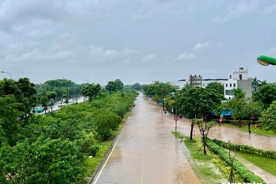 Mưa lớn khiến nhiều khu vực phía Tây Hà Nội ngập sâu